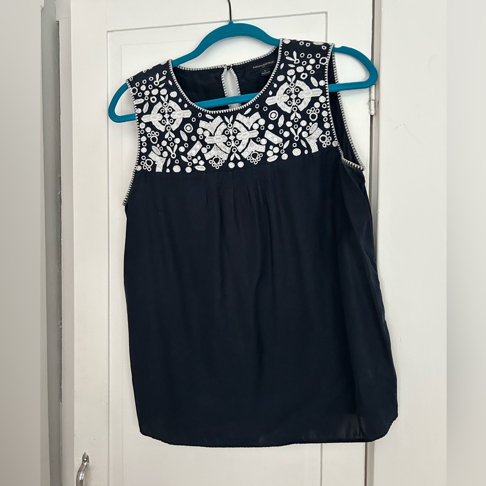 Banana Republic Embroidered Navy Sleeveless Top. Size large